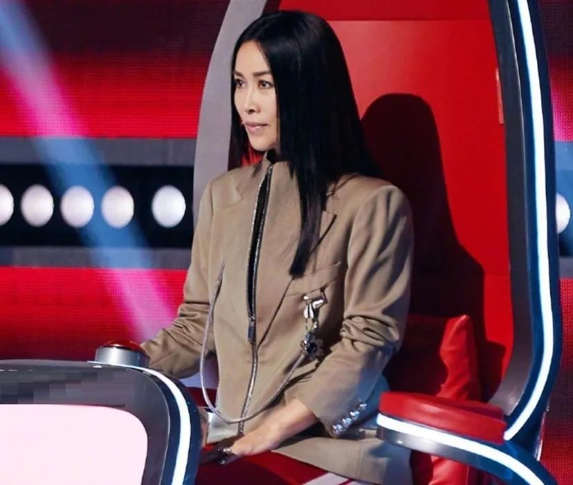 那英问张馨予李菲儿“你俩谁啊”，她是性格直爽还是傲慢？