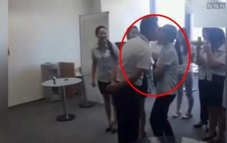 女员工排队吻老板 每天与女员工接吻事件曝光