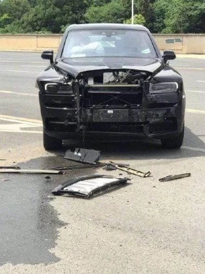 长沙警方通报劳斯莱斯被撞,因此造成的损失该由谁赔偿?