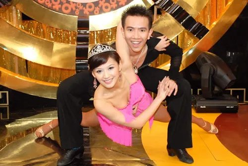 王怡仁老公张育汉是小眼型男 王怡仁婚礼全场哭惨