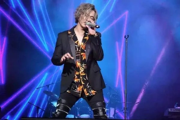 爱上你是个错误的歌名是什么?