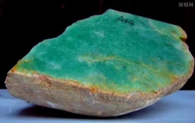 翡翠原石怎么从皮色开到满绿 方法有这些