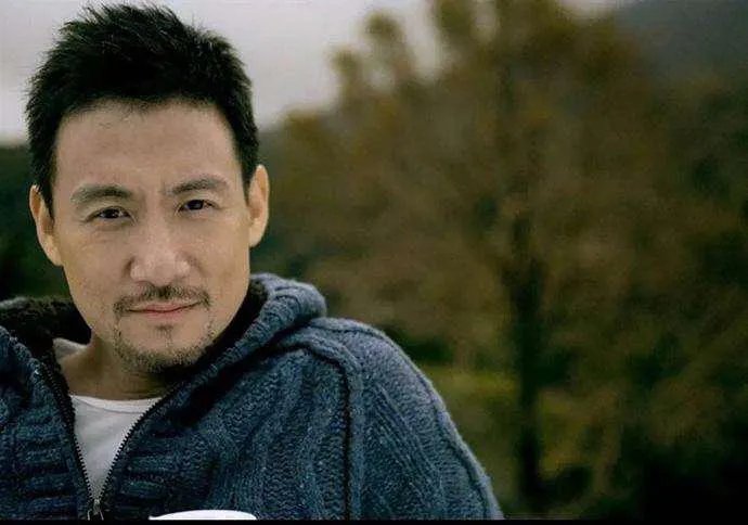 李偲菘李伟菘是什么关系 是双胞胎吗