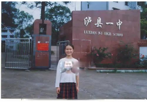泸县一中门事件怎么回事 学生时代的大胆偷吃