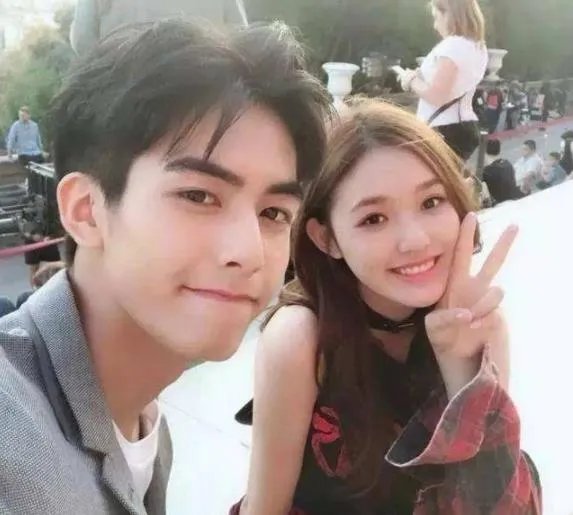 宋威龙赵佳丽车内热吻图 俩人怎么认识的