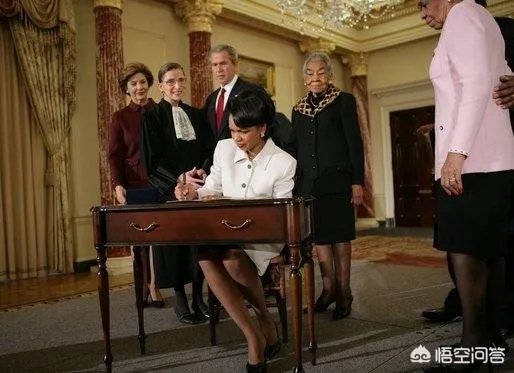 卡扎菲心中女神赖斯，地下室出生从政15年，为何受2位美国总统信赖？