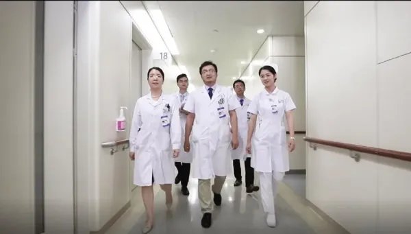 河南近40名专家跳槽郑大一附院引争议，事件背后暴露出了哪些问题？