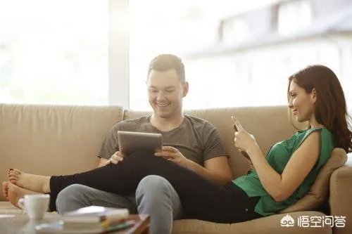 晚上睡前夫妻二人各自看着自己的手机，是什么心理？