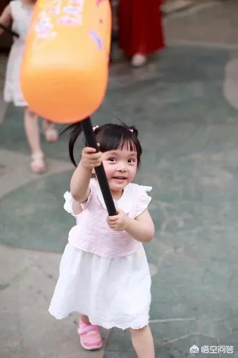 摄影师怎样拍出一幅桀骜不驯顽童图片？