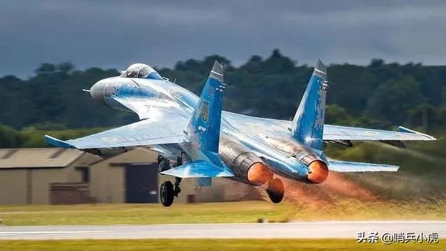 战斗机后轮着地,前轮抬起,如何分辨它是在起飞,还是在降落?