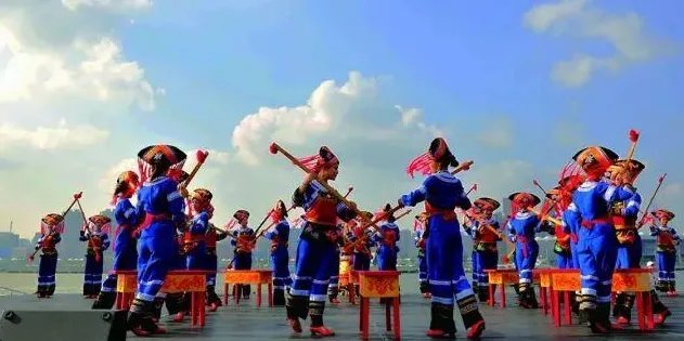 广西南宁千名学生跳扁担舞，扁担舞有什么寓意吗？