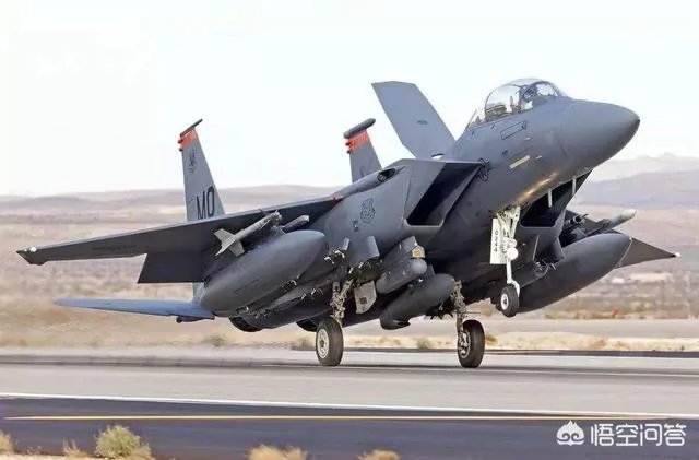 战斗机后轮着地,前轮抬起,如何分辨它是在起飞,还是在降落?