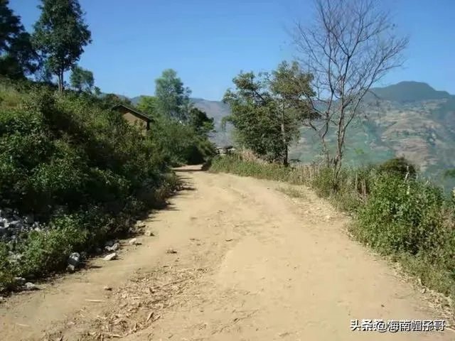 我拉东西从村里出村路上过，村民不让过要钱，他们合理吗？