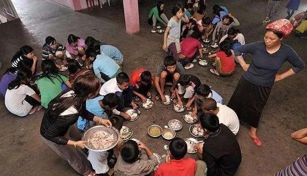 印度一男子娶39位妻子，全家181人住同一层楼，后来怎样？