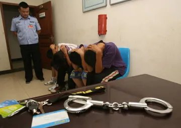 广西街头，5名男子看不惯情侣秀恩爱实施抢劫，这属于什么犯罪行为？