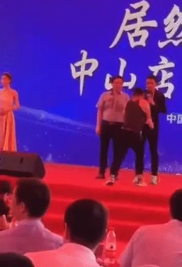 任达华3厘米刀伤图:有网友称是捅老板但捅错人了