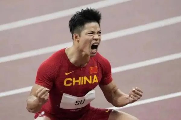 苏炳添世锦赛百米首秀，小组第五晋级半决赛，如何评价他在赛场上的表现？