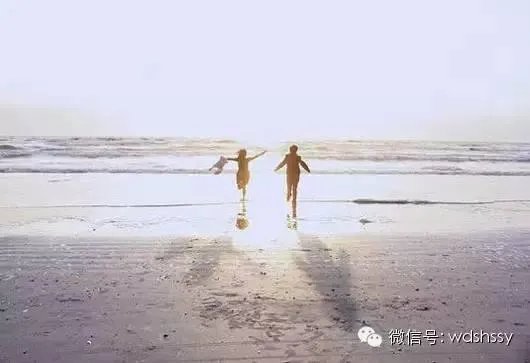 老婆总是去闺蜜家过夜，每次开视频不接说她闺密没穿衣服不方便，为啥？