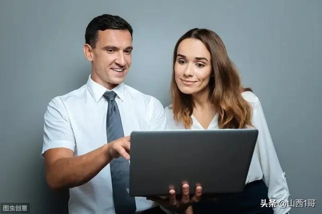 在工作中发现直属领导弄虚作假，要不要告诉老板？