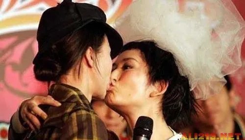 刘诗诗与杨幂 盘点娱乐圈女女同性之吻瞬间