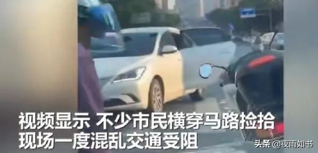 福建一男子一时冲动，当街撒10万现金，一地钞票遭哄抢光后才后悔，对此你怎么看？