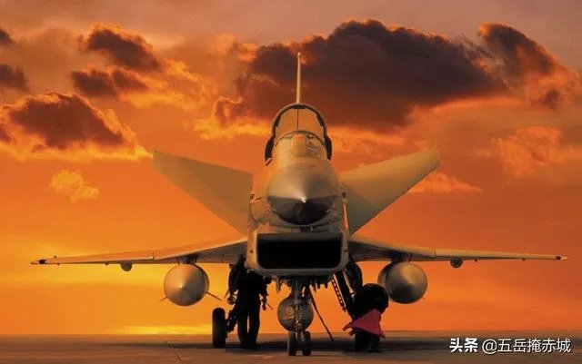 为什么J10不加装保型油箱，而加三个副油箱占用外挂架呢？