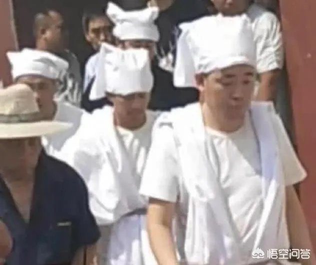 王宝强母亲去世的消息，马蓉获悉不回应，母女俩开心出现在机场，大家怎么看？