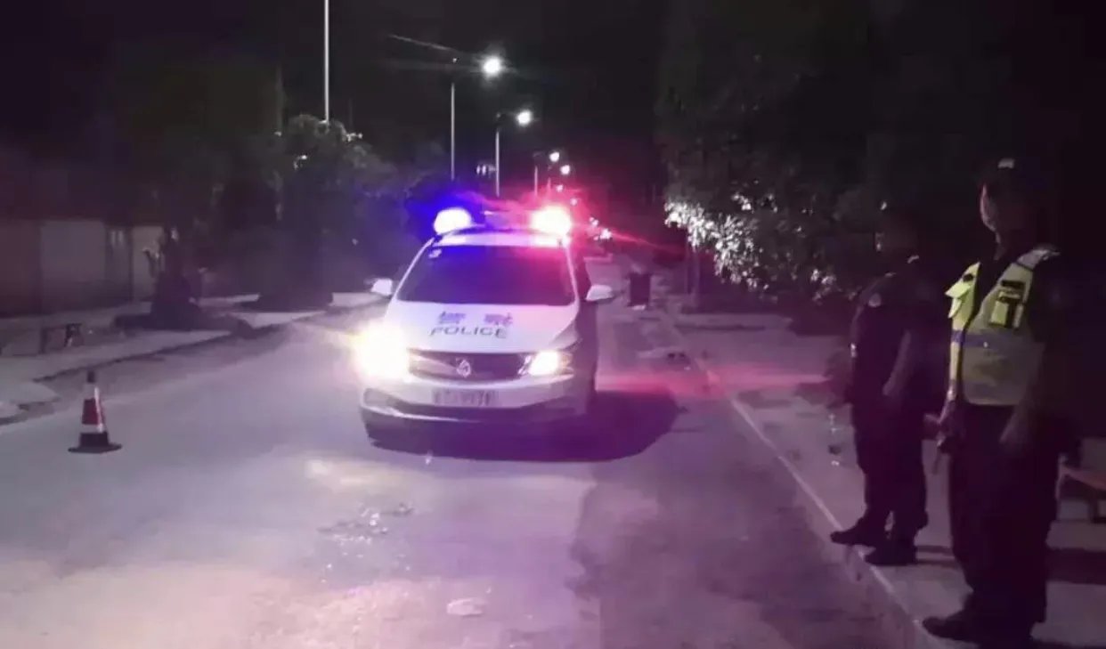 江西一男子当街疯狂殴打一女子，二者有什么矛盾？