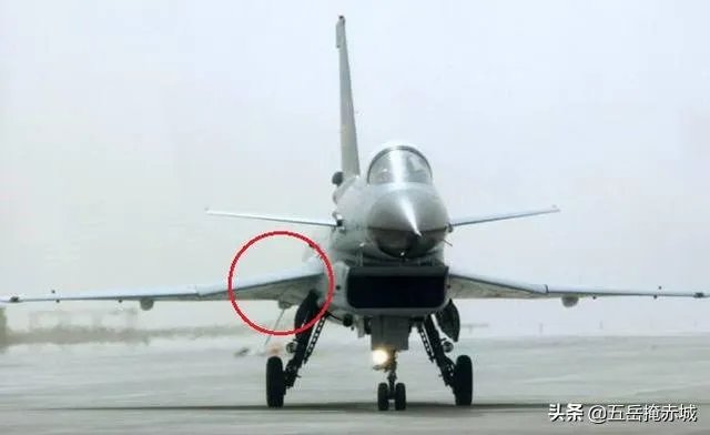 为什么J10不加装保型油箱，而加三个副油箱占用外挂架呢？