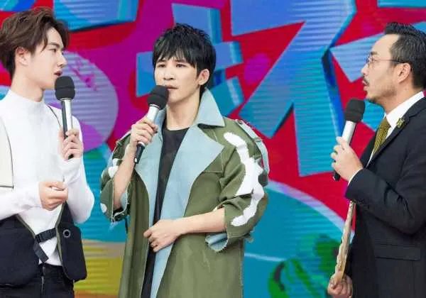 柳岩见到偶像梁朝伟激动不已，明星是怎样“追星”的？