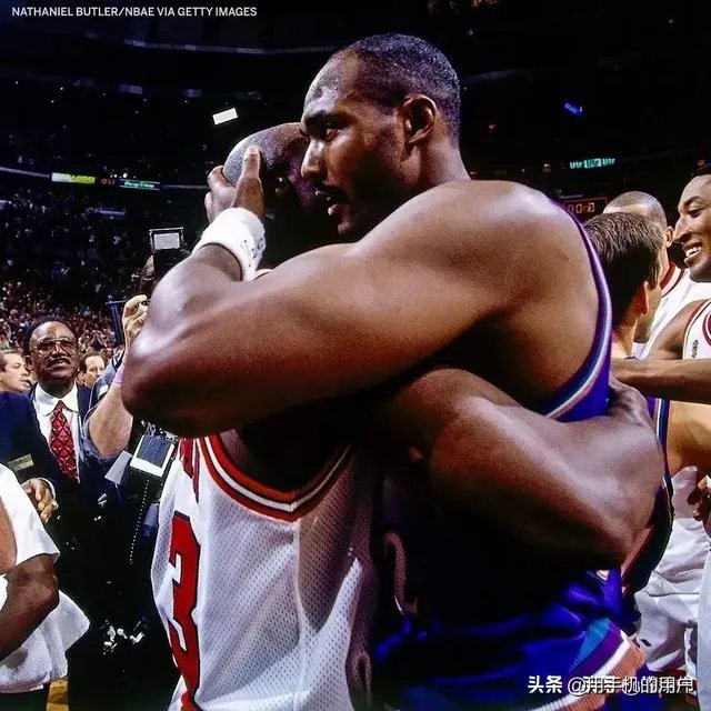 乔丹在打不过活塞时，选择和同届的奥拉朱旺抱团，可以几个冠军？