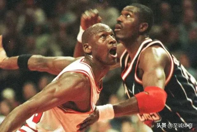 乔丹在打不过活塞时，选择和同届的奥拉朱旺抱团，可以几个冠军？