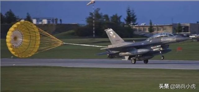 战斗机后轮着地,前轮抬起,如何分辨它是在起飞,还是在降落?