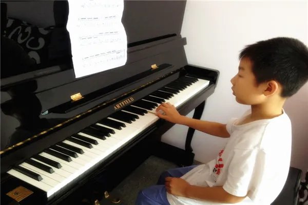 钢琴培训机构加盟排名：掌门陪练上榜，柏斯琴行第四