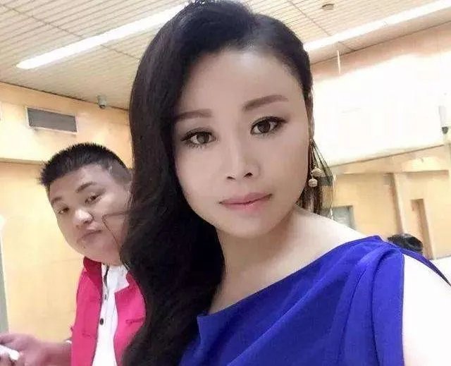 有人说电视上看不见“草帽姐”了,她的近况怎么样?