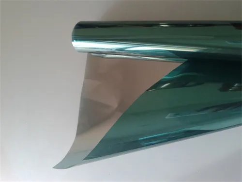 隔热膜是贴在玻璃里面还是外面