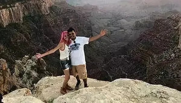 4人在悬崖边脚踩巨石用力摇晃，这样的地方为何会成为网红打卡点？