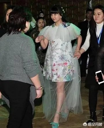 曾经在春晚舞台惊艳众人的小彩旗，现在怎么样了？