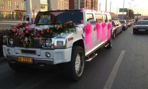 婚车加长悍马多少钱    婚车租赁注意事项