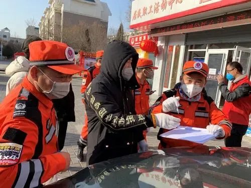 宁夏一男子在微信群中发“狗狗警察”表情包被拘留，他违反了哪些法律法规？