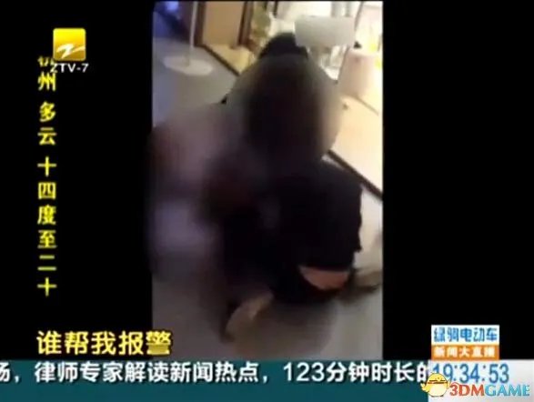 一女子遭扒衣殴打不断求助 路人冷漠围观只顾拍照