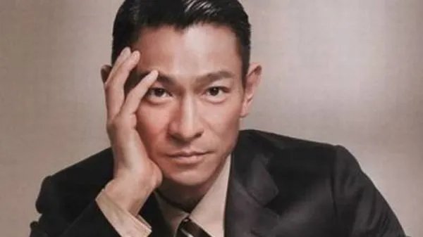 粉丝穿婚纱逼婚刘德华,当年杨丽娟仍是阴影,刘德华这次如何回应?