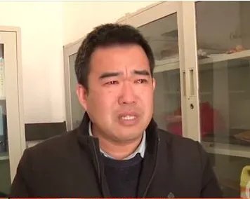 河南新乡学生集体呕吐，校长痛哭换不动送餐公司，你如何看待这件事？