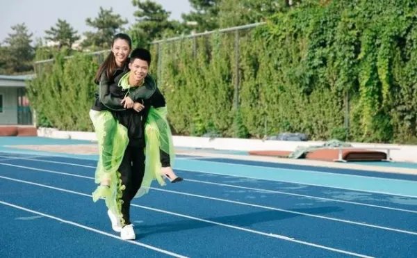 苏炳添晒与妻子结婚五周年合照,他的妻子有什么背景吗?