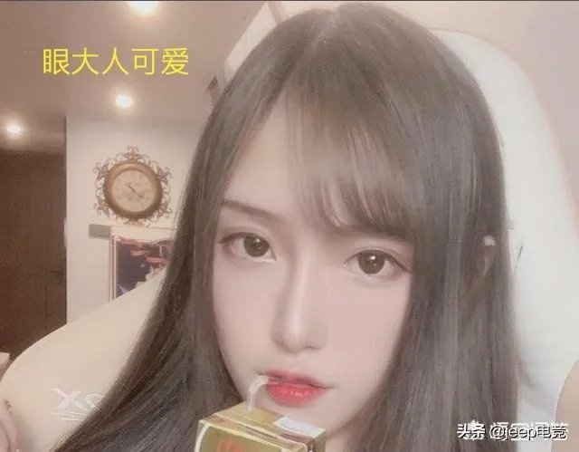 腐团儿露白色内裤