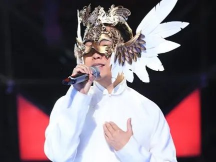 蒙面歌王绝代歌姬是谁？ 网传活泼“歌姬”实为李玉刚