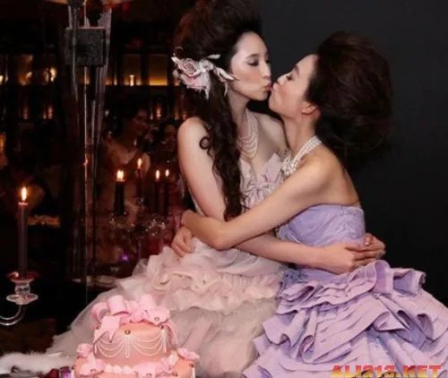 刘诗诗与杨幂 盘点娱乐圈女女同性之吻瞬间
