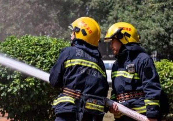 消防员灭火时被误看成敷着面膜，这是怎么回事？