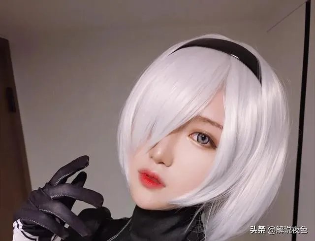 腐团儿露白色内裤