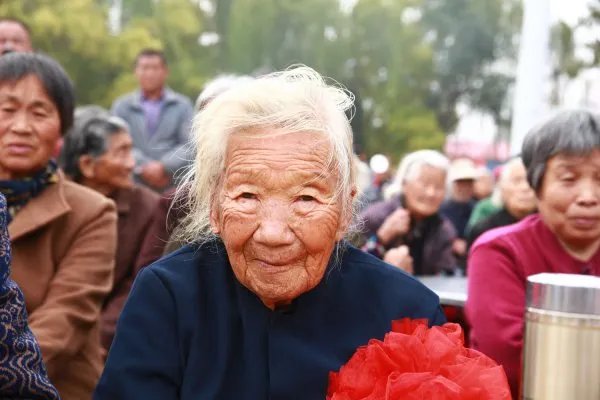 百岁老人被孙子捧成全县网红，她因何备受大众的喜爱？